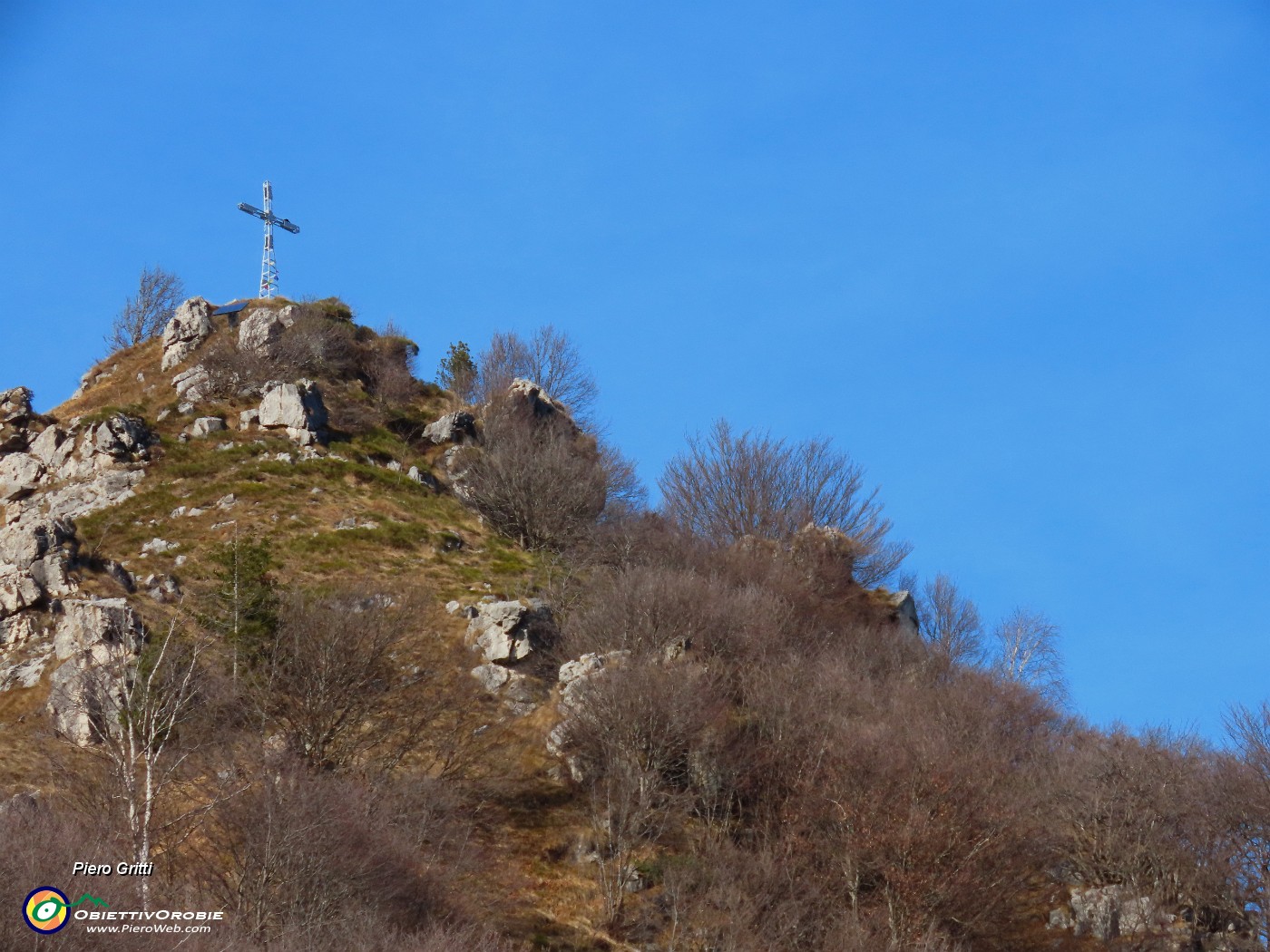 22 Zoom sulla croce del Monte Castello.JPG